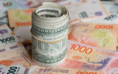 Aumentan los bonos, el riesgo país y los dólares cayeron, y el fantasma de la devaluación se aleja