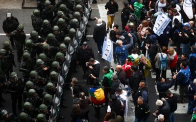 La policía desalojó a los manifestantes que cortaban el tránsito frente al Congreso
