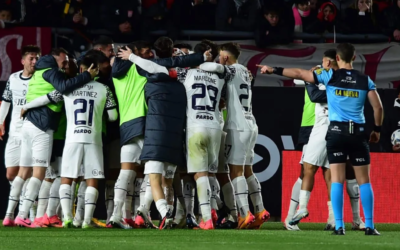 Dos cabezazos y a otra cosa: Independiente sorprendió a Estudiantes