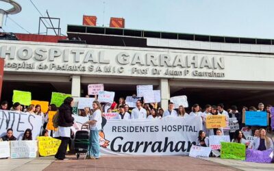 Profesionales del Garrahan marchan a Plaza de Mayo: piden salarios dignos y condiciones laborales
