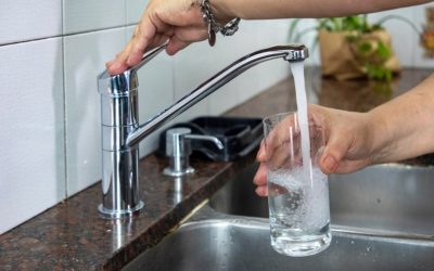 Orden judicial frena por seis meses los cortes de agua en hogares por falta de pago