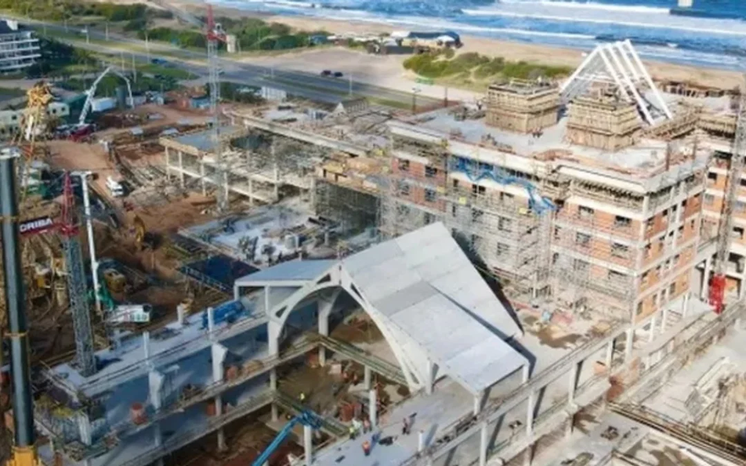 Escándalo en Punta del Este: obreros peruanos son “enjaulados” en obra Cipriani de CRIBA