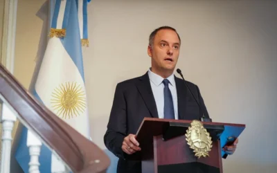 Manuel Adorni acusó al peronismo de convertir el país en “tierra arrasada” y habló de “revolución económica”