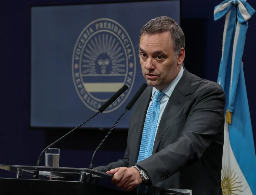 Nueva hipoteca de Adorni: financió otro departamento con dólares de dos particulares