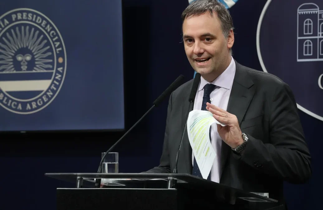 Manuel Adorni tiene peor imagen que Cristina Kirchner, presa por corrupción